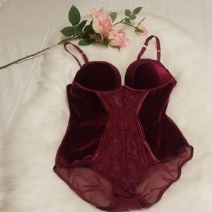 🌺 New velvet bodysuit.